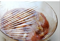 9、乳香烤鸡腿,把上述依次放入的调料和去骨琵琶腿充分拌匀，盖上保鲜膜。放冰箱冷藏至少3个小时以上，但不要超过48小时。