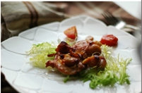 12、乳香烤鸡腿,烤箱提前预热到200度，将烤盘送入烤箱中层，烤大约25分钟，中途打开烤箱再刷一次腌制琵琶腿用的酱汁。烤好后取出，切成小块，搭配一些蔬菜装盘即可。