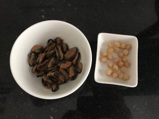 1、淡菜瑶柱排骨粥～健康养生靓粥,早上起来，准备好淡菜，瑶柱（我是给儿子中午煮的）