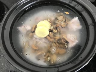 12、淡菜瑶柱排骨粥～健康养生靓粥,然后把排骨，烘香的淡菜，瑶柱，姜片一起放入砂锅里，没砂锅就用其它锅吧