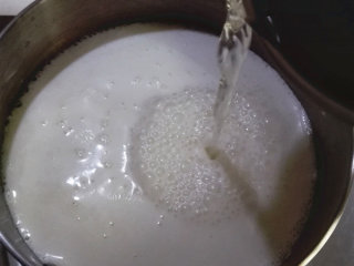 4、北京奶酪卷,加热至微微冒泡的时候，倒入米酒