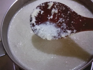 5、北京奶酪卷,继续加热至冒泡，牛奶已变得像豆腐渣一样，关火