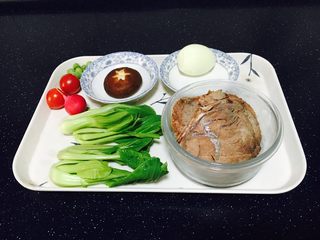 3、酱牛肉面,1个鸡蛋、2棵小油菜、3片酱牛肉