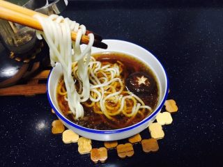 8、酱牛肉面,将煮好的面条放到汤头里