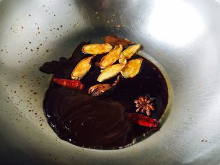 18、酱牛肉面,倒入甜面酱80g