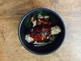 20、酱牛肉面,将酱汁倒入电压力锅里