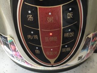 23、酱牛肉面,盖好锅盖，按“蹄筋”一档，电压力锅压制半个小时，然后自然放气，牛腱子在锅里焖制一个晚上入味。