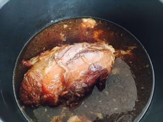 24、酱牛肉面,这是炖好的牛腱子，待牛腱子凉了以后捞出来。