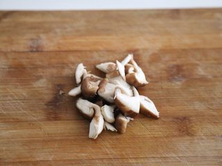 4、腊肠石锅拌饭,香菇切片备用。