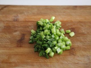 5、腊肠石锅拌饭,青菜洗净切碎备用。