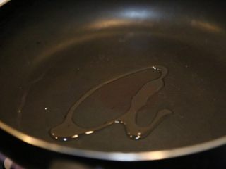6、腊肠石锅拌饭,锅子里放少许油烧热。