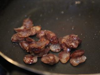 8、腊肠石锅拌饭,腊肠炒熟备用。