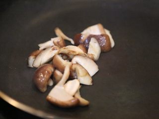 9、腊肠石锅拌饭,香菇炒熟备用。