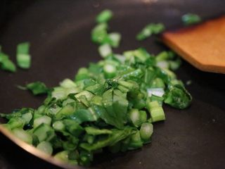 11、腊肠石锅拌饭,青菜炒熟备用。