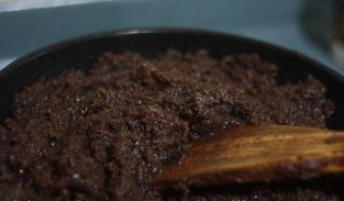 6、【蛋黄酥】,把咸蛋黄放在烤盘上吗,放进烤箱中层180度烘烤5分钟,烘烤后咸蛋黄放凉