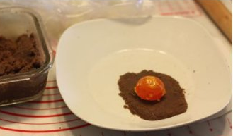 10、【蛋黄酥】,取一个油皮小面团用手按扁,放入一个油酥小面团,收口收紧,把每一个包好面团封口朝下,用保鲜膜覆盖,松弛15分钟