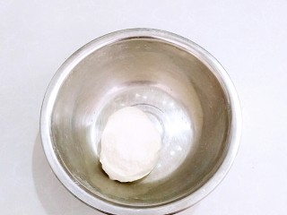 2、早餐油条,倒入清水揉成略微软一些的面团，面团刚好不粘手，又不粘盆。