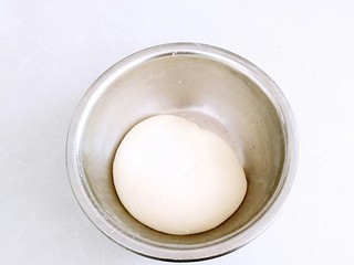 5、早餐油条,早上取出发酵好的面团，回温醒发30分钟。