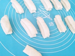 7、早餐油条,在切成3厘米宽的段，两个面块对罗起来。