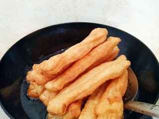 12、早餐油条,炸至金黄色捞出。