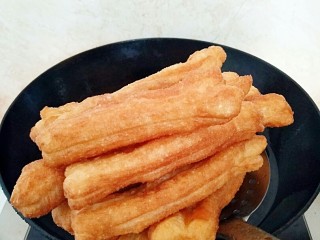 14、早餐油条,捞出控油即可。