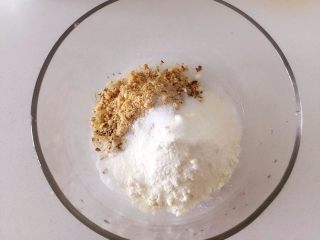 3、瑞典风味香蕉榛子酱薄饼-带着宝宝吃遍全球......,在大碗中混合面粉、糖、核桃、芝麻,混合均匀。