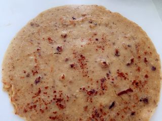 9、瑞典风味香蕉榛子酱薄饼-带着宝宝吃遍全球......,翻面继续加热1-2分钟,等薄饼呈现金黄色,边缘有点焦黄即可。