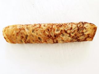 12、瑞典风味香蕉榛子酱薄饼-带着宝宝吃遍全球......,从放置香蕉的一边卷起即可