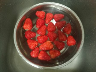 2、草莓酱,草莓去蒂后，用水清洗干净。