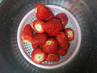 3、草莓酱,然后控干水份。