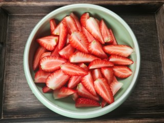 4、草莓酱,将草莓切成小块。