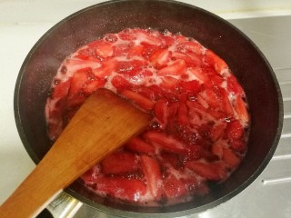 11、草莓酱,然后不停的搅拌直至黏稠。