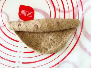 7、芝士黑麦土豆培根软欧,卷起来