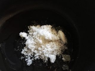 4、快手 健康免油炸的 拔丝紫薯,放入白糖