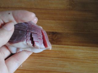 3、爆炒鸭肾,在垂直处再平衡着切出刀纹