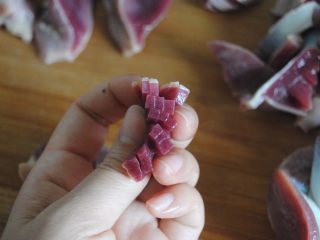 4、爆炒鸭肾,垂直着切的刀纹每三刀就切断，腰花就打好了