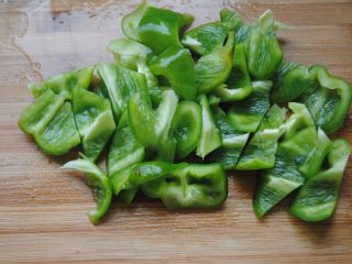 6、爆炒鸭肾,青椒滚刀切小块儿