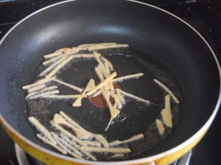 7、爆炒鸭肾,锅内放入适量的食用油，爆香姜丝