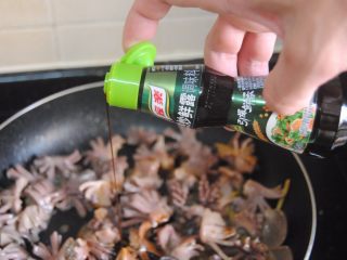 10、爆炒鸭肾,加入酱油和蚝油，盐翻炒2分钟即可出锅备用