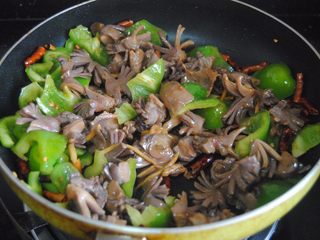 13、爆炒鸭肾,倒入鸭肾，调入盐翻炒1分钟左右即可