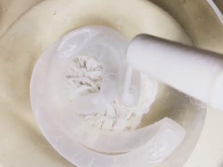 2、黑胡椒味台式脆皮肠（内附广式配方）,用灌肠神器灌清水进去，洗下肠衣内部