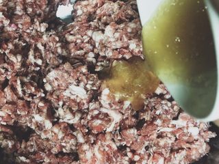 6、黑胡椒味台式脆皮肠（内附广式配方）,肉馅加蜂蜜，葱姜蒜水过滤掉调料，水倒入馅中