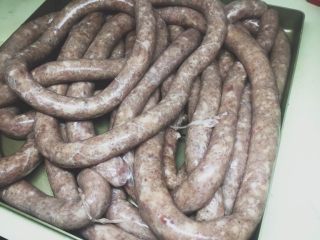 14、黑胡椒味台式脆皮肠（内附广式配方）,灌好肉的肠，用棉线分成10cm一段的小肠