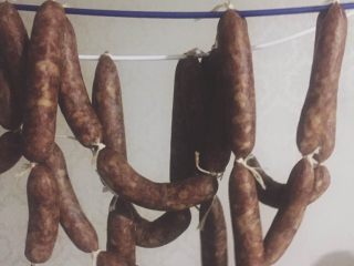 15、黑胡椒味台式脆皮肠（内附广式配方）,把棉线扎好的肠，挂到通风处（比如阳台），晾晒一晚上