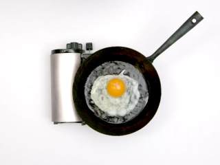 1、煎蛋 蒸蛋 溏心蛋,热油锅起至90摄氏度,转小火后打入鸡蛋