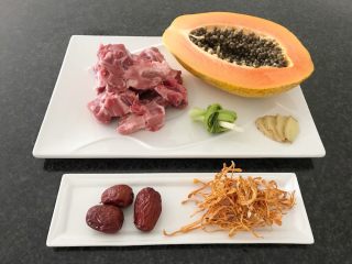 1、木瓜炖蟲草花肉骨汤,我们开始准备食材：肉骨+木瓜+大红枣+蟲花草+生姜+葱