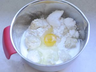 1、萌萌的小兔面包,1、面粉里依次放入鸡蛋、牛奶、白糖，把提前发酵好的中种面撕开小块放入。