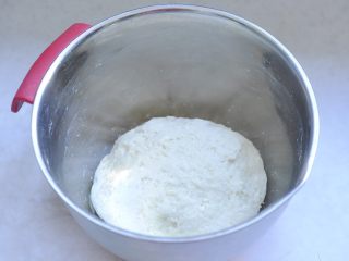 2、萌萌的小兔面包,2、将其混合，揉匀。