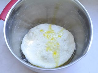 3、萌萌的小兔面包,3、加入玉米油，继续揉面
