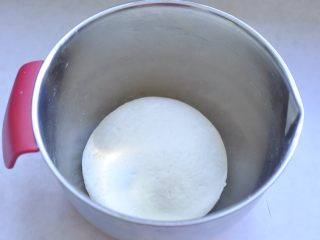 4、萌萌的小兔面包,4、直到柔出有薄而韧性的手套膜就好啦，盖上保鲜膜常温发酵